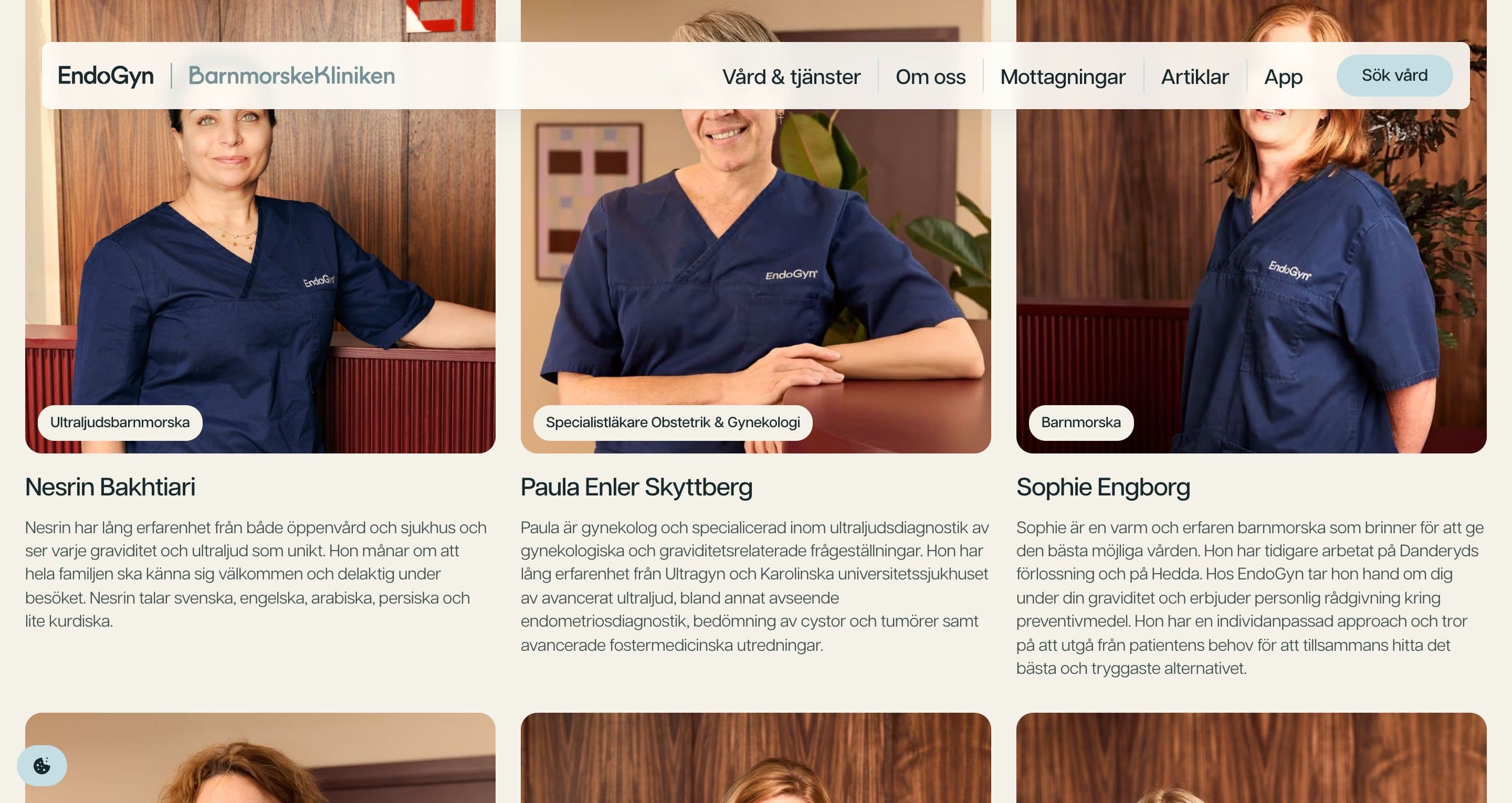 Midwife portraits on barnmorskekliniken.se, three team members in navy scrubs against warm wood panelling